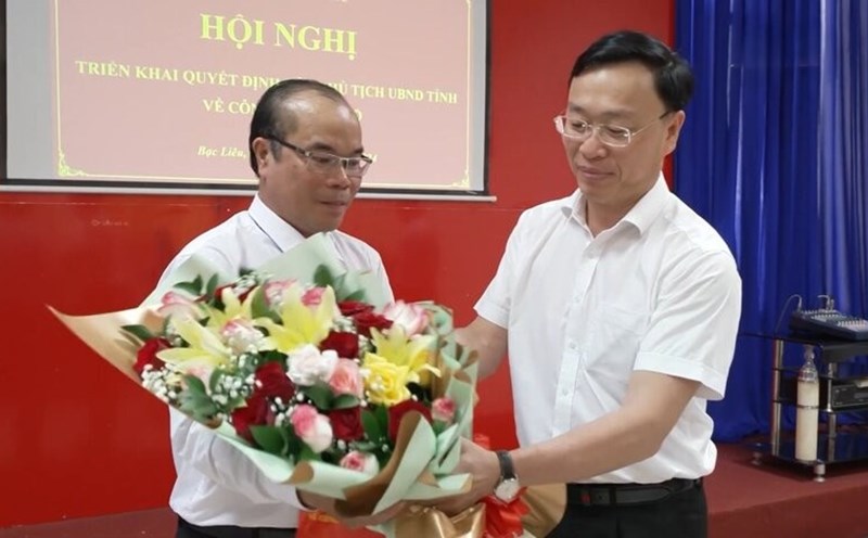 Mr. Lam Ho Si (left) was appointed as Director of Bac Lieu Provincial Radio and Television Station. Photo: Nhat Ho