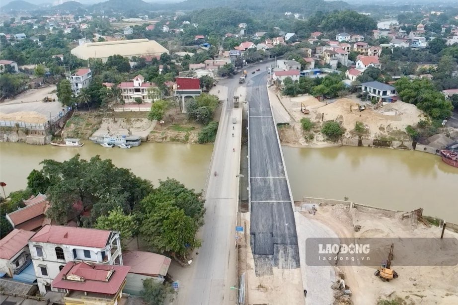 The vital bridge on Highway 3 is about to open to traffic. Photo: Nguyen Hoan.