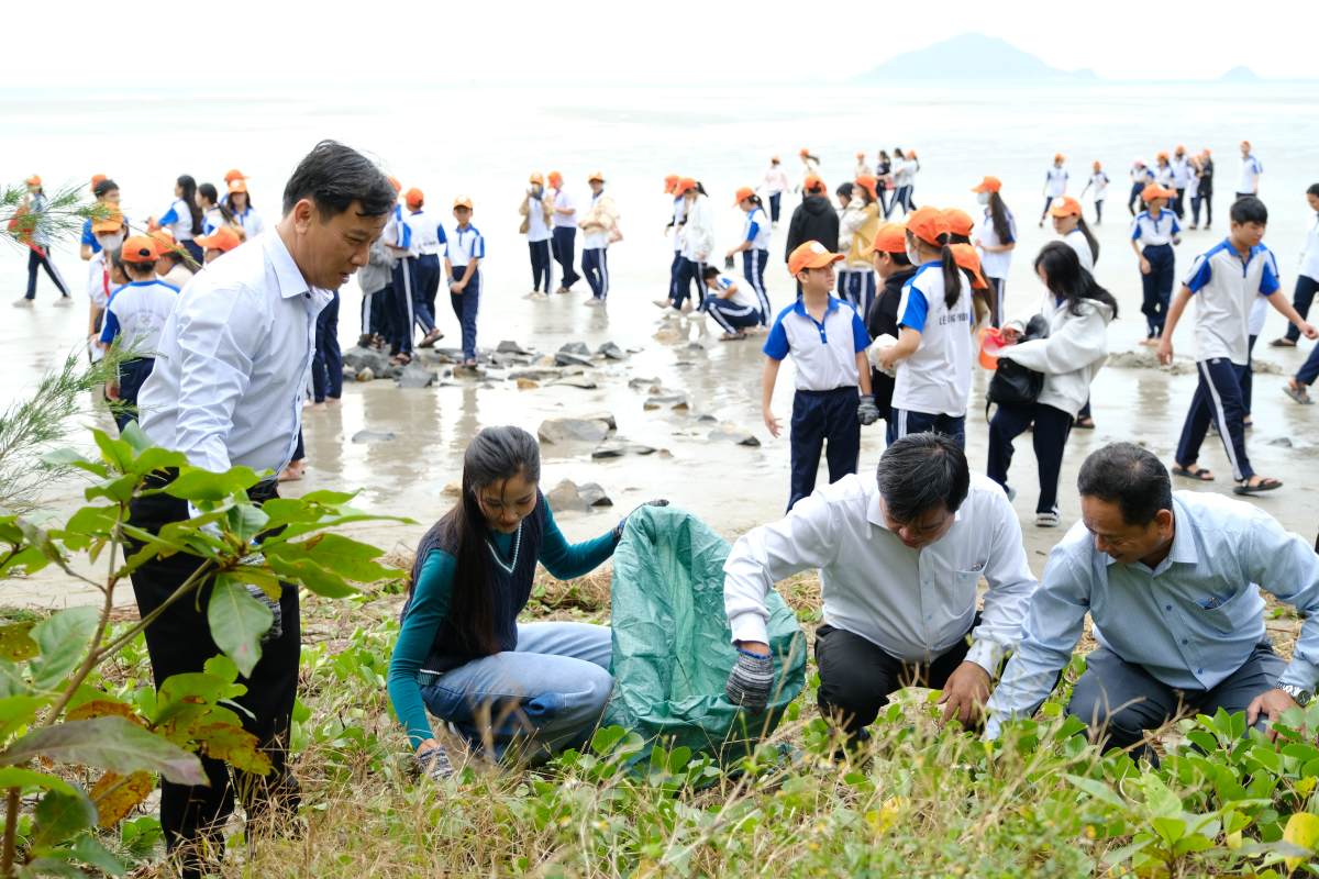Các đại biểu, hoa hậu H'Hen Niê và đông đảo người dân, các em học sinh tham gia làm sạch bãi biển. Ảnh: BTC