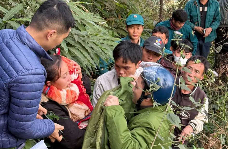Hundreds of people spent the night searching for a 2-year-old girl lost in the forest in 6 degrees Celsius weather in Lai Chau. Photo: CACC