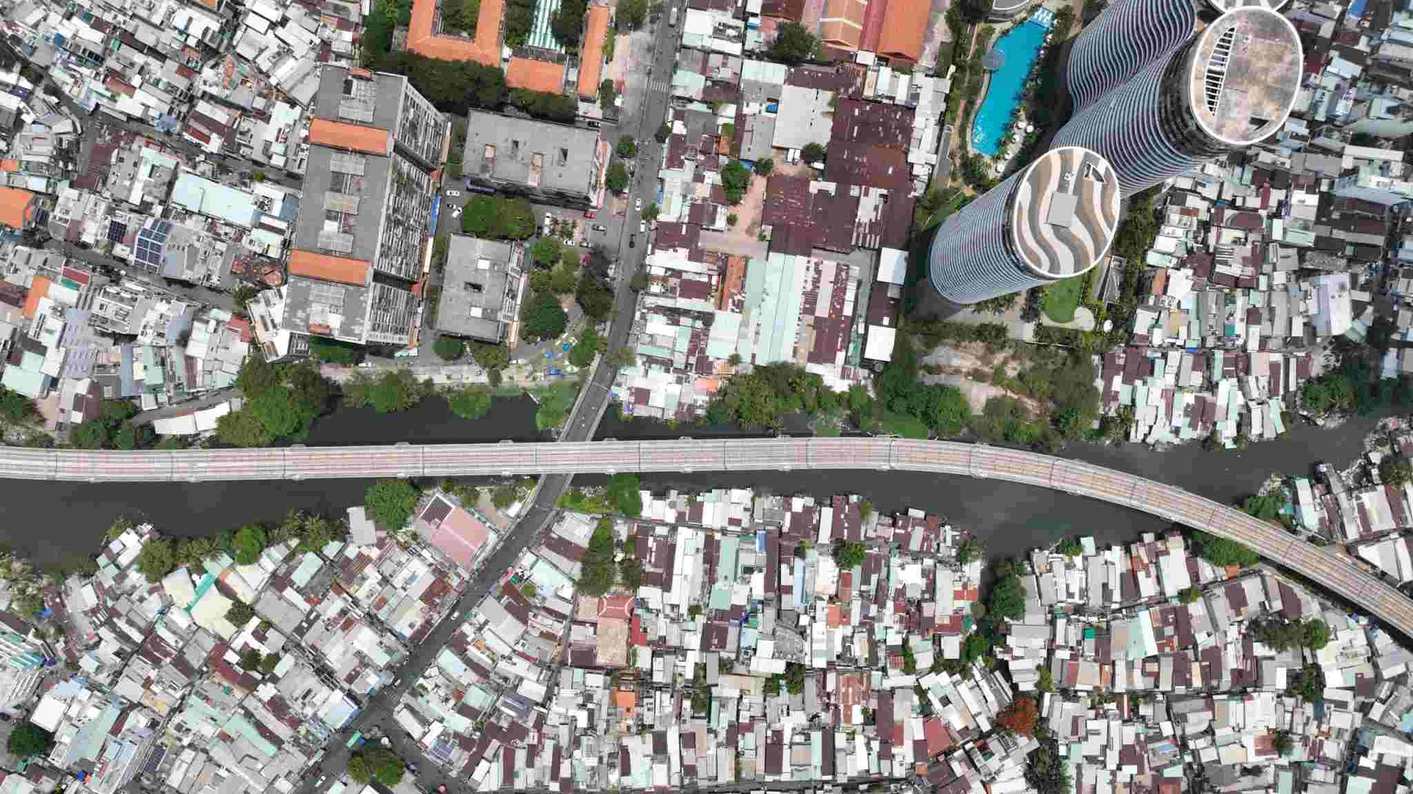 Dilapidated houses along Van Thanh canal (Binh Thanh district) - only about 500m from the center of Ho Chi Minh City. Photo: Anh Tu