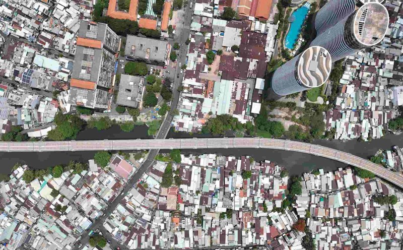 Dilapidated houses along Van Thanh canal (Binh Thanh district) - only about 500m from the center of Ho Chi Minh City. Photo: Anh Tu