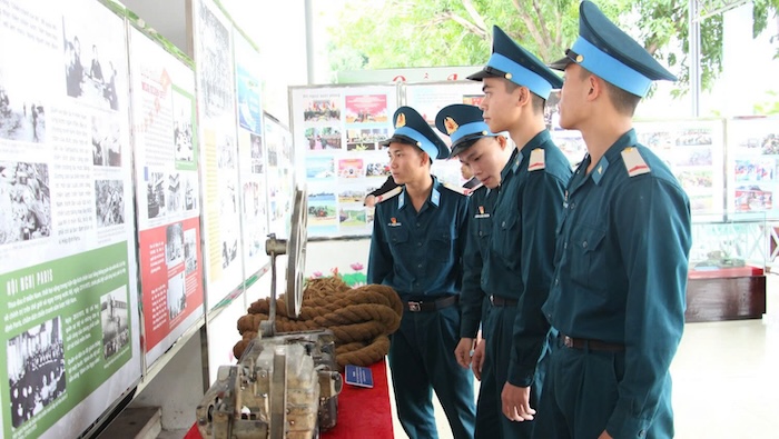 Military Region 5 Museum organizes a special exhibition on Heroic Army - Strong National Defense. Photo: Nguyen Linh