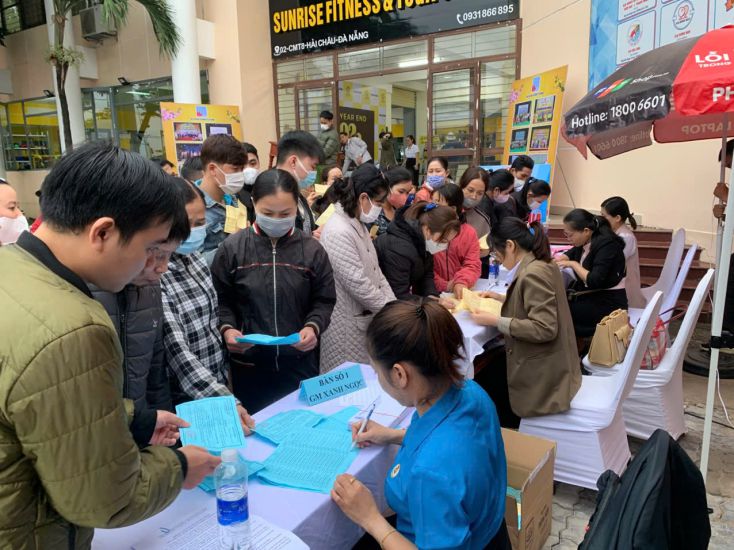 The Trade Union of Da Nang Industrial Park and High-Tech Park gives shopping vouchers to workers on the occasion of Lunar New Year 2024. Photo: Tuong Minh