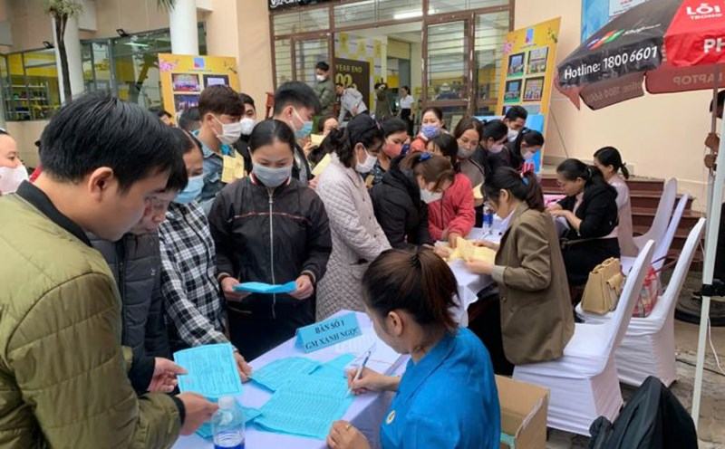 The Trade Union of Da Nang Industrial Park and High-Tech Park gives shopping vouchers to workers on the occasion of Lunar New Year 2024. Photo: Tuong Minh