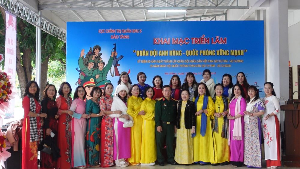 Da Nang people learn about history at the Military Zone 5 Museum. Photo: Tran Thi