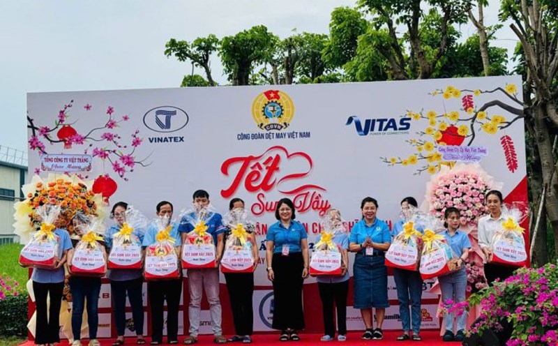 Presenting Tet At Ty 2025 gifts to union members and employees in difficult circumstances at Tet Sum Vay at Viet Thang Corporation - JSC. Photo: Vietnam Textile and Garment Trade Union