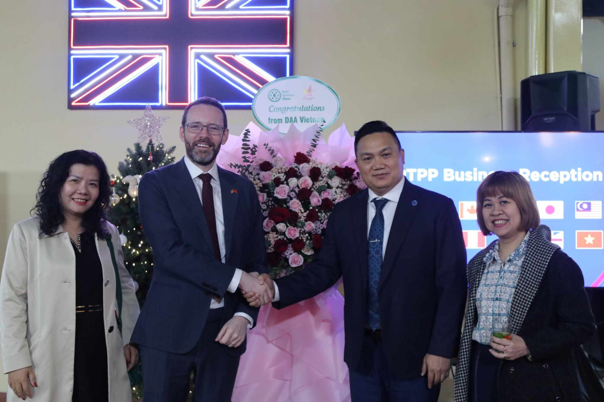 British Ambassador to Vietnam Iain Frew (second from left) at the CPTPP Business Connection event organized by the British Embassy on December 12, 2024. Photo: British Embassy