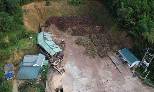 Toàn cảnh xưởng gỗ ngang nhiên san gạt đồi, thuộc đất lâm nghiệp ở Hòa Bình. Ảnh: Khánh Linh
