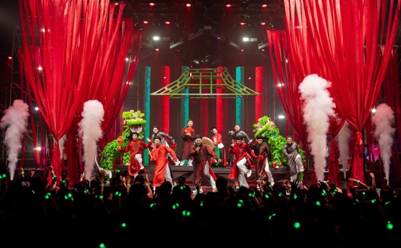 Performance in Call Me by Fire. Photo: Producer