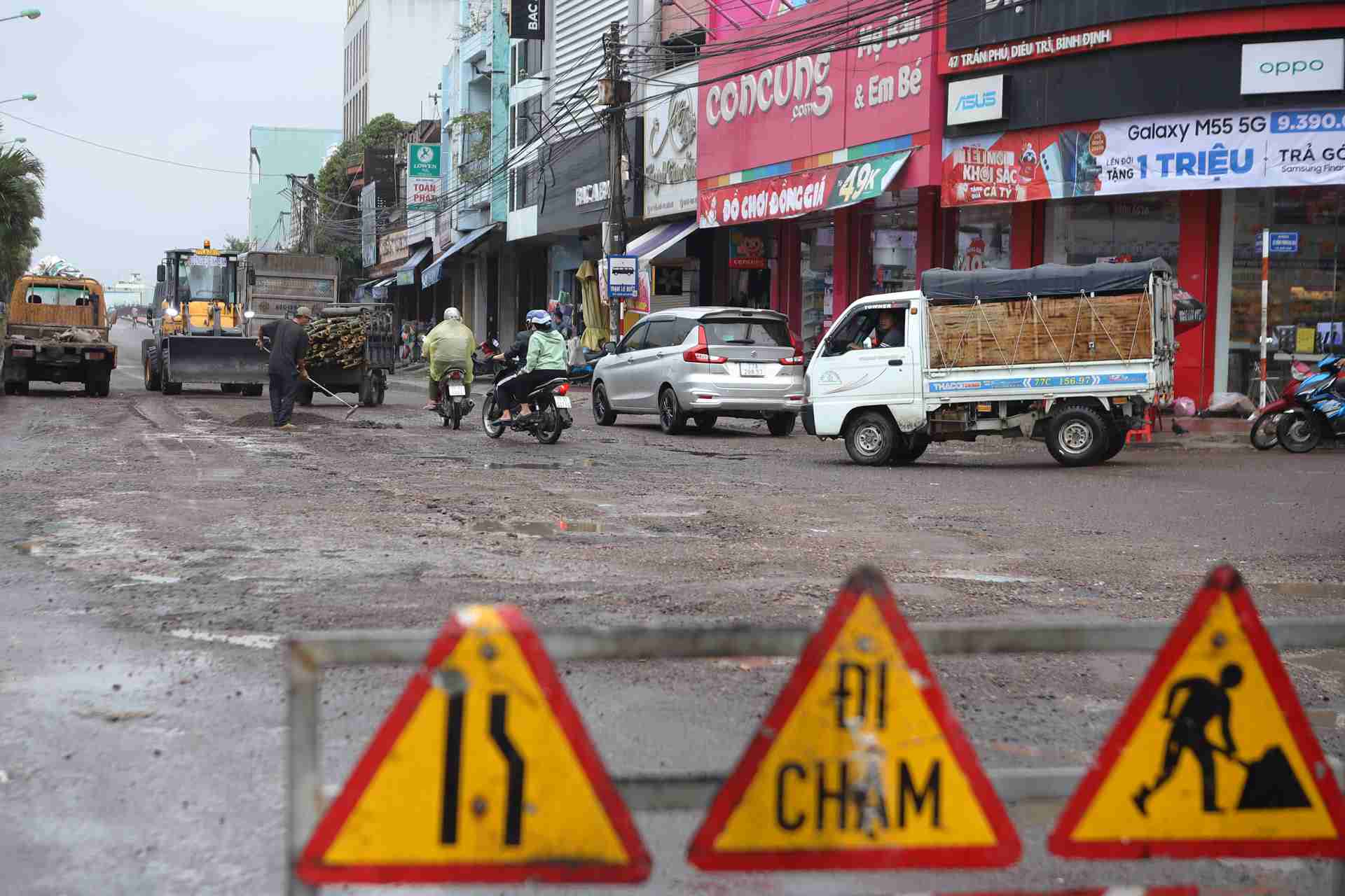 The management unit of National Highway 1A, section passing through Dieu Tri town (Tuy Phuoc district), used loose materials to temporarily repair damaged road surfaces. Photo: Phuong Thao