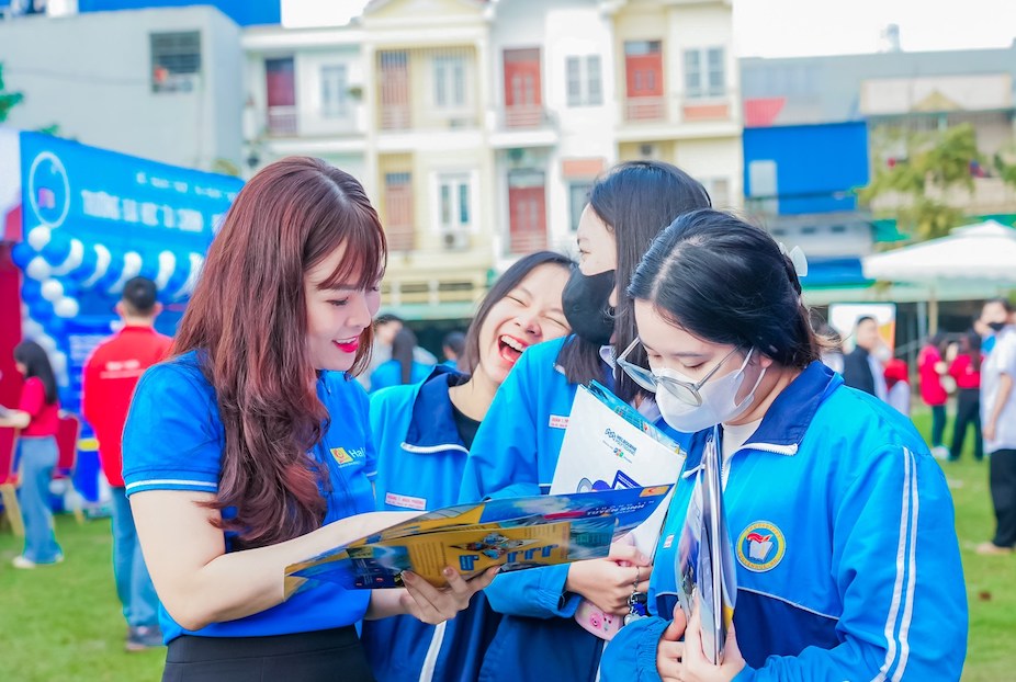 Lecturers from Hanoi University of Industry advise candidates on admissions for 2025. Photo: HaUI