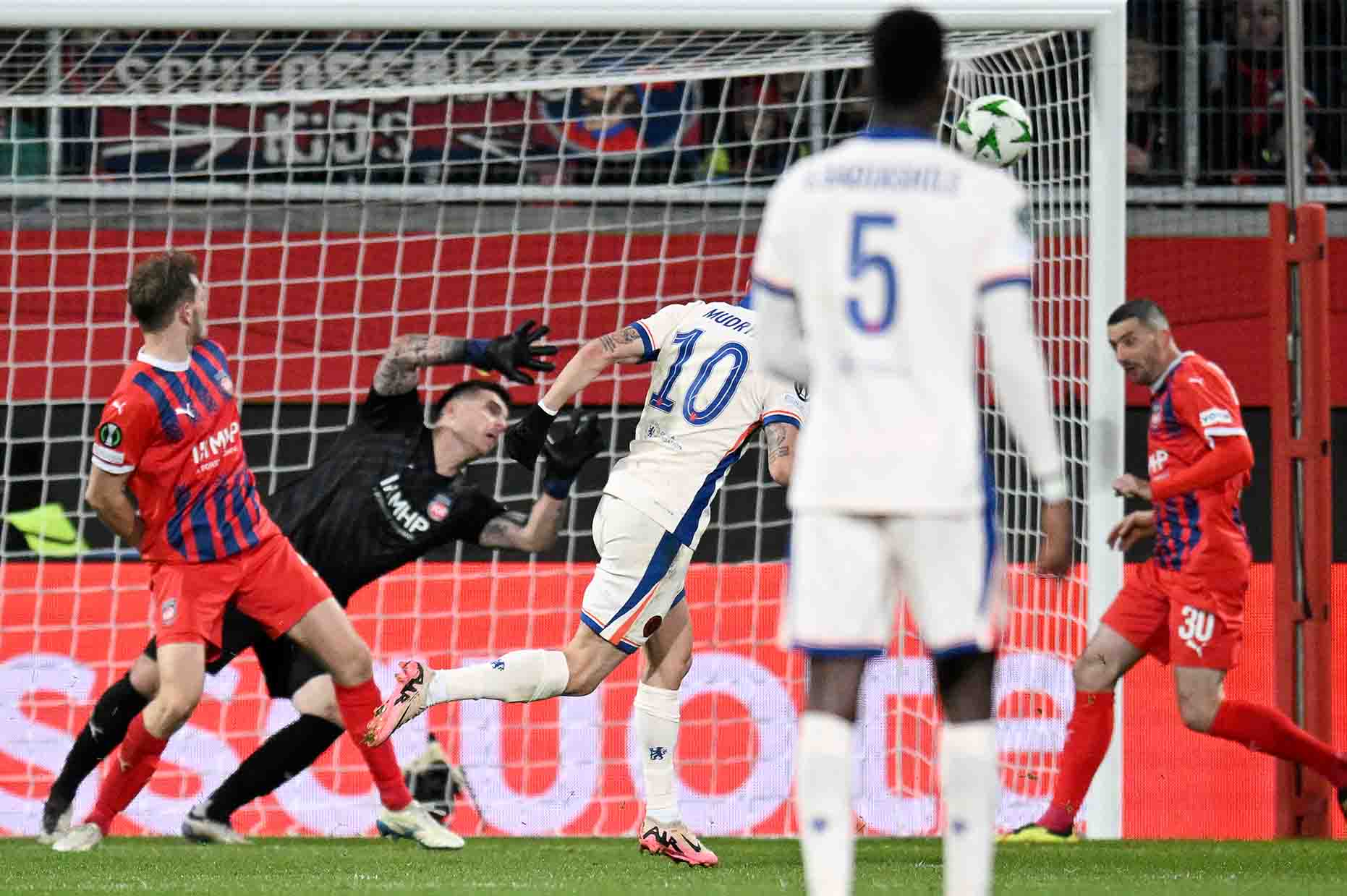 Mykhailo Mudryk ghi ban trong chien thang cua Chelsea truoc Heidenheim o UEFA Conference League. Anh: AFP