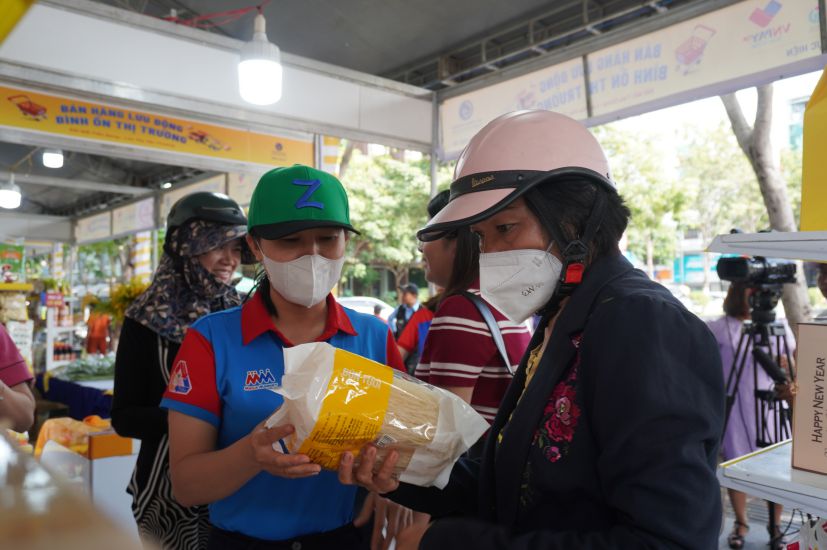 Many promotional programs are applied to price stabilization items. Photo: Nhu Quynh