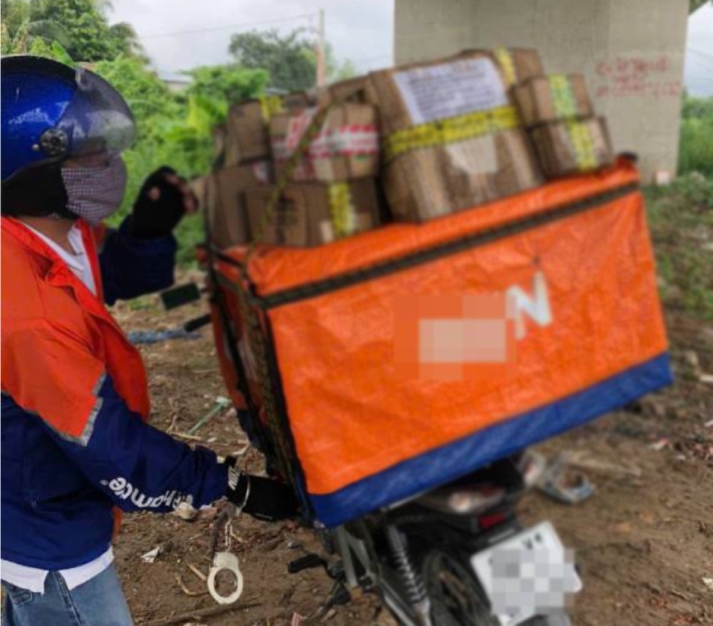 G đã ngụy trang làm nhân viên giao hàng để chở thuốc lá lậu. Ảnh: Công an cung cấp