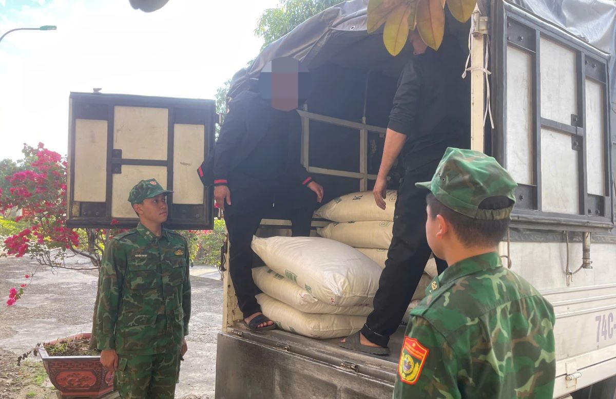 Lực lượng Biên phòng Quảng Trị bắt phát hiện đối tượng buôn lậu đường kính. Ảnh: Mạnh Hùng.