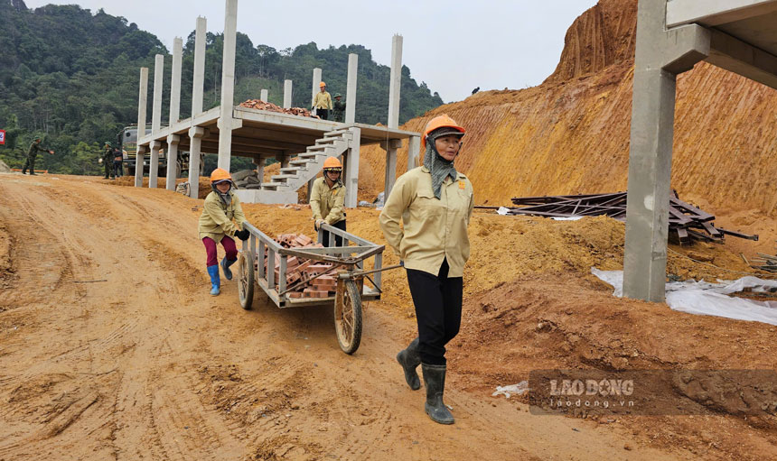 Ba con vung lu rat mong cho khu tai dinh cu moi. Nhieu ho dan gac cong viec nha ra ho tro san gat dat, nau an, tang do an, do uong... de dong vien cac luc luong.