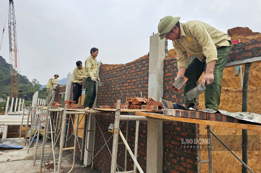 Khu tai dinh cu thon At Thuong duoc chia lam 2 giai doan. Trong do, giai doan 1, Quan khu 2 se ho tro tinh Yen Bai dau tu xay dung Du an bo tri tai dinh cu cho 35 ho dan. Giai doan 2, huyen Luc Yen ho tro mat bang cho nguoi dan xay nha. 