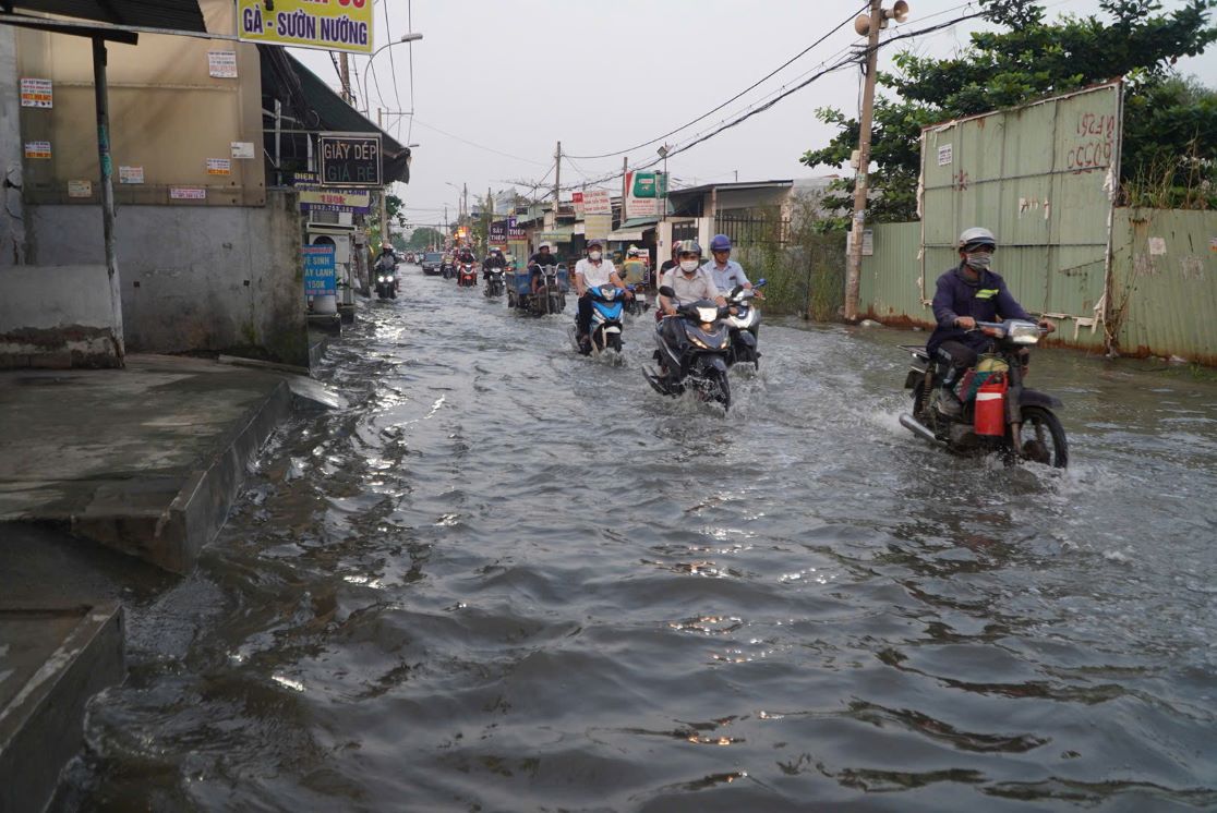 Den hon 18h30, duong Le Van Luong van dang bi ngap sau, hang loat phuong tien bi chet may. Theo du bao, tu ngay mai den 19.12, trieu cuong se xuong o muc xap xi bao dong 1. 