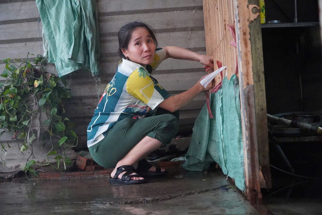 Chi Nguyen Thi Ngan (huyen Nha Be) cho biet, da khong it lan nuoc tran vao nha gay hu hong do dac. Song o day luon phai de y ngay thang, de biet hom nao nuoc len la phai ke do dac len cao de tranh bi uot, gay hu hong“, chi Ngan noi.