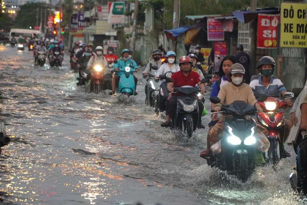 Theo Dai Khi tuong Thuy van khu vuc Nam Bo, ngay 17.12, muc nuoc tai hau het cac tram vung ha luu song Sai Gon - Dong Nai trong ngay 17.12  co kha nang duy tri o muc cao, xap xi hoac tren bao dong 3