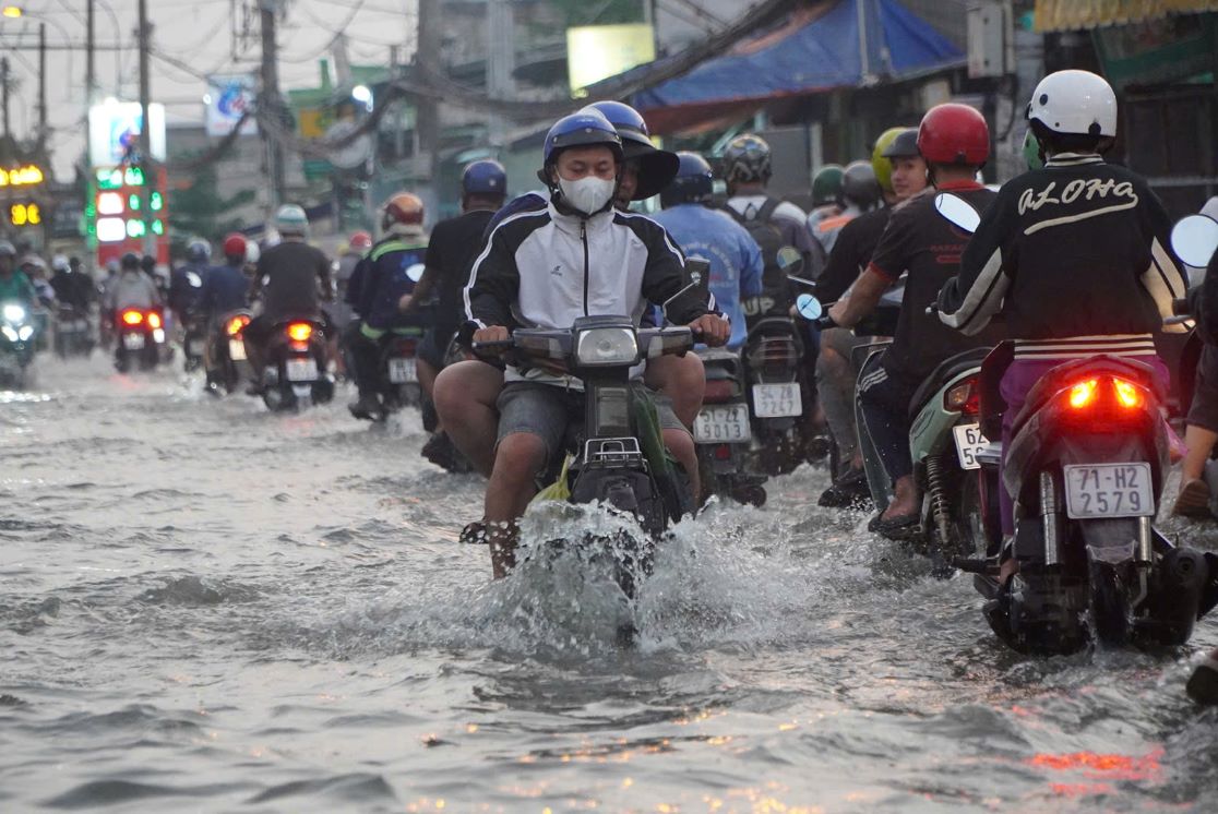 Ghi nhan cua Lao Dong, tu khoang 17h tai duong Le Van Luong (huyen Nha Be) mat duong da bi ngap sau tu khoang 20-60cm, khien viec di lai cua nguoi dan qua duong nay gap nhieu kho khan.