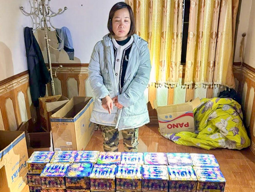 Đối tượng và số pháo nổ bị thu giữ. Ảnh: Dũng Minh