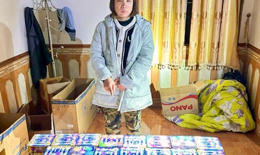 Đối tượng và số pháo nổ bị thu giữ. Ảnh: Dũng Minh