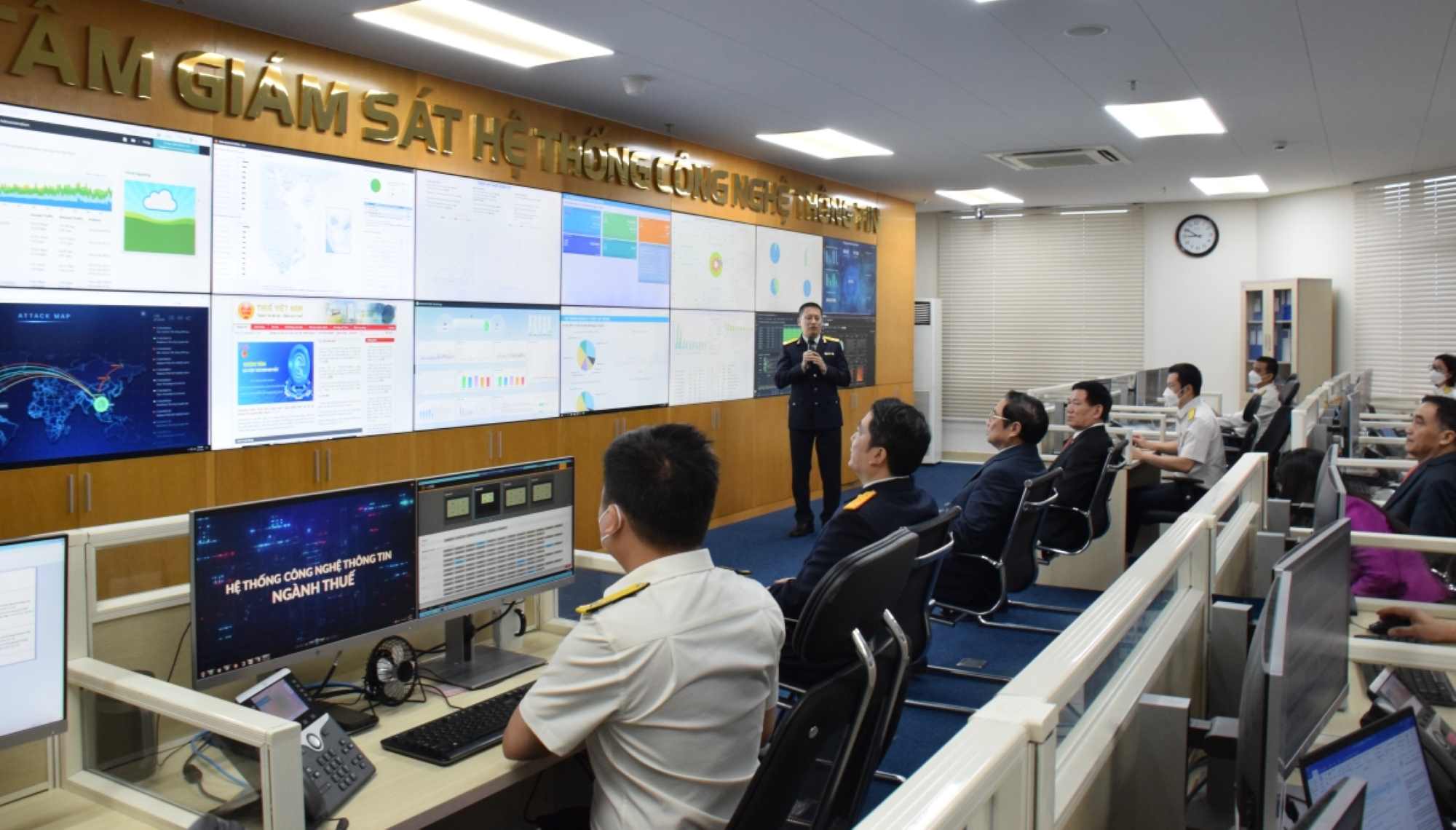 Politburo member and Prime Minister Pham Minh Chinh visited the Executive Office of the General Department of Taxation's Information Technology Department. Photo: Trung Kien