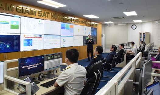 Ủy viên Bộ Chính trị, Thủ tướng Chính phủ Phạm Minh Chính đến thăm Phòng điều hành Cục Công nghệ thông tin Tổng cục Thuế. Ảnh: Trung Kiên