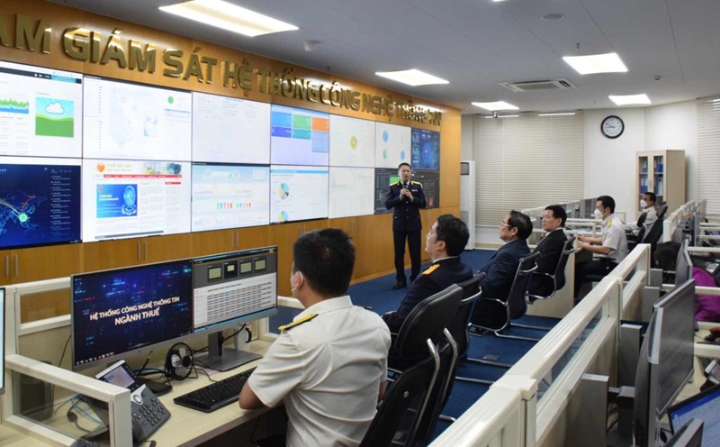 Politburo member and Prime Minister Pham Minh Chinh visited the Executive Office of the General Department of Taxation's Information Technology Department. Photo: Trung Kien