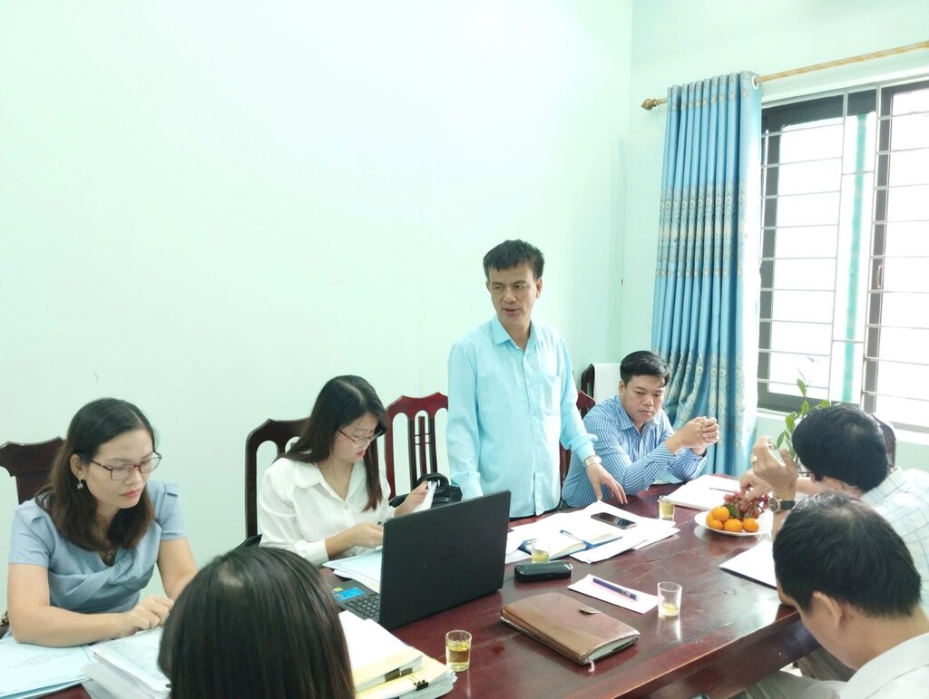Leaders of the Thach That District Labor Federation discussed at the inspection and scoring session of cultural agencies, units and enterprises in 2024. Photo: Union