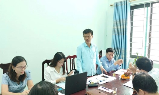 Lãnh đạo LĐLĐ huyện Thạch Thất trao đổi tại buổi kiểm tra, chấm điểm cơ quan, đơn vị, doanh nghiệp văn hóa năm 2024. Ảnh: CĐCS