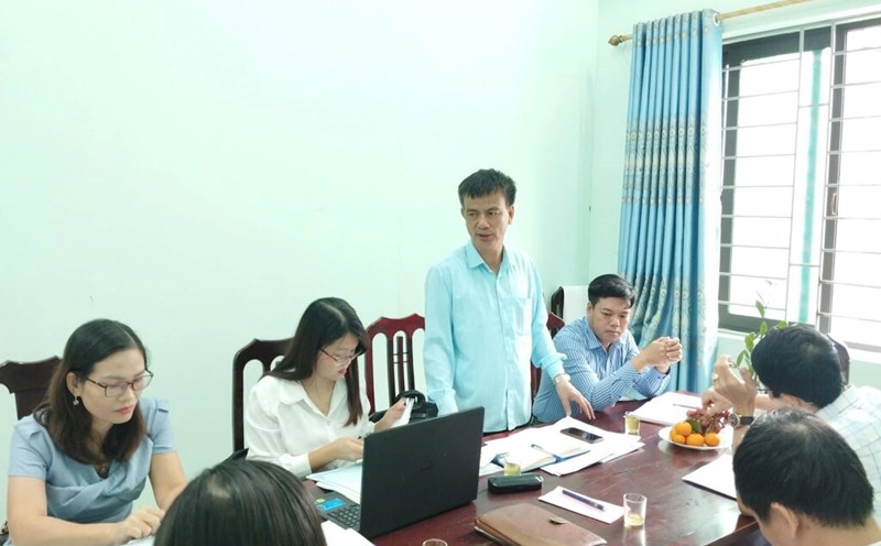 Leaders of the Thach That District Labor Federation discussed at the inspection and scoring session of cultural agencies, units and enterprises in 2024. Photo: Union
