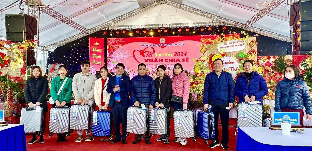 Union members and workers of Long Bien district receive lucky draw gifts at Tet Sum Vay 2024 organized by the district's Labor Federation. Photo: Union