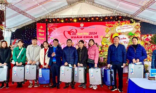 Đoàn viên, người lao động quận Long Biên nhận quà bốc thăm trúng thưởng tại Tết Sum vầy năm 2024 do LĐLĐ quận tổ chức. Ảnh: CĐCS