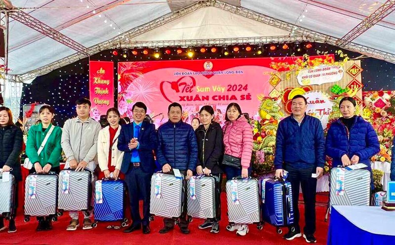 Union members and workers of Long Bien district receive lucky draw gifts at Tet Sum Vay 2024 organized by the district's Labor Federation. Photo: Union