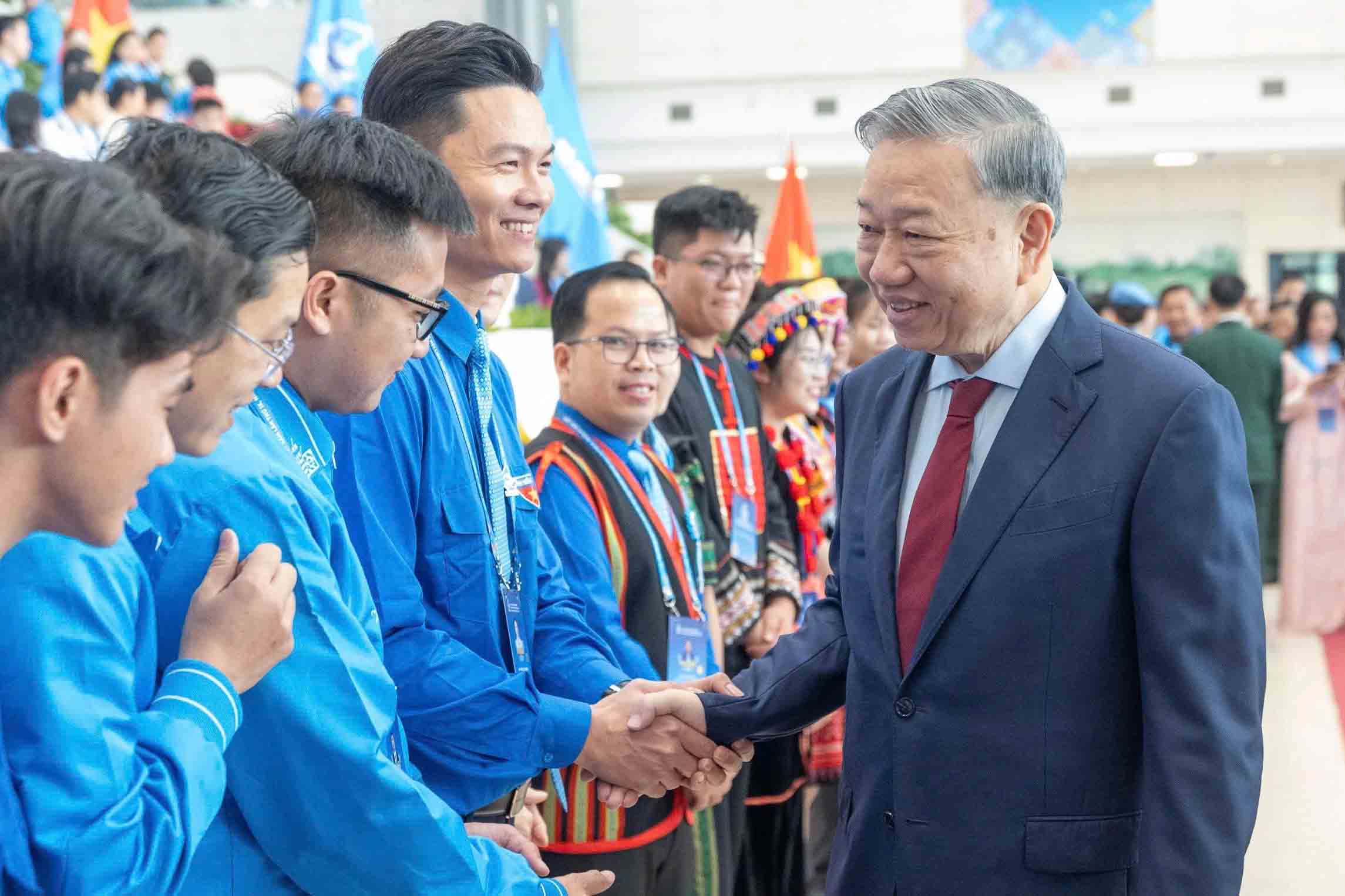 General Secretary To Lam talks with delegates attending the 9th National Congress of the Vietnam Youth Union. Photo: Tuan Minh