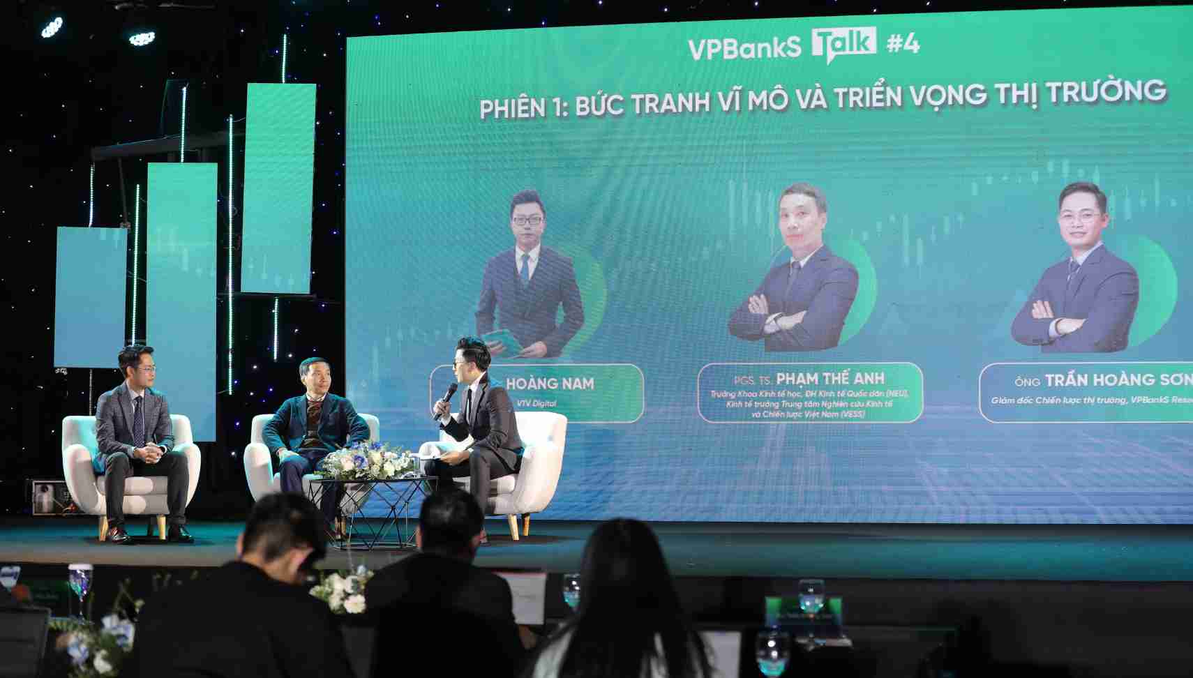 Experts, businesses, and experienced investors discuss the stock market situation in 2025. Photo: Organizing Committee.