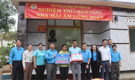 Hạnh phúc nhận nhà mái ấm công đoàn trước thềm năm mới. Ảnh: Phương Linh