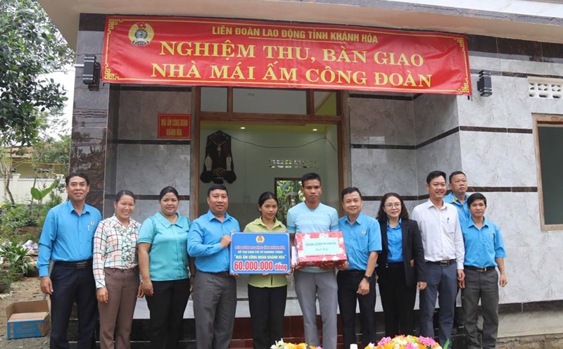 Happy to receive a union house before the new year. Photo: Phuong Linh