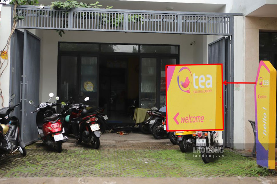 Some individuals arbitrarily hung up signs, accepted students, and organized "illegal" English classes at house number 132 Ham Nghi Street (Quy Nhon City, Binh Dinh). Photo: Hoai Luan