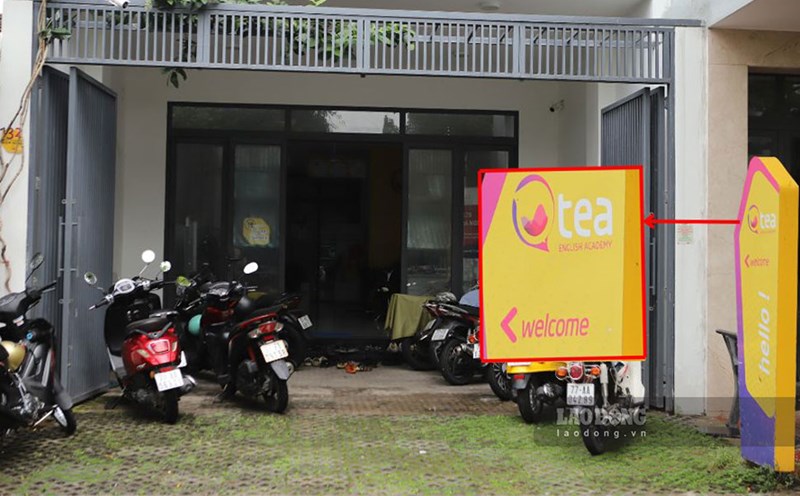 Some individuals arbitrarily hung up signs, accepted students, and organized "illegal" English classes at house number 132 Ham Nghi Street (Quy Nhon City, Binh Dinh). Photo: Hoai Luan
