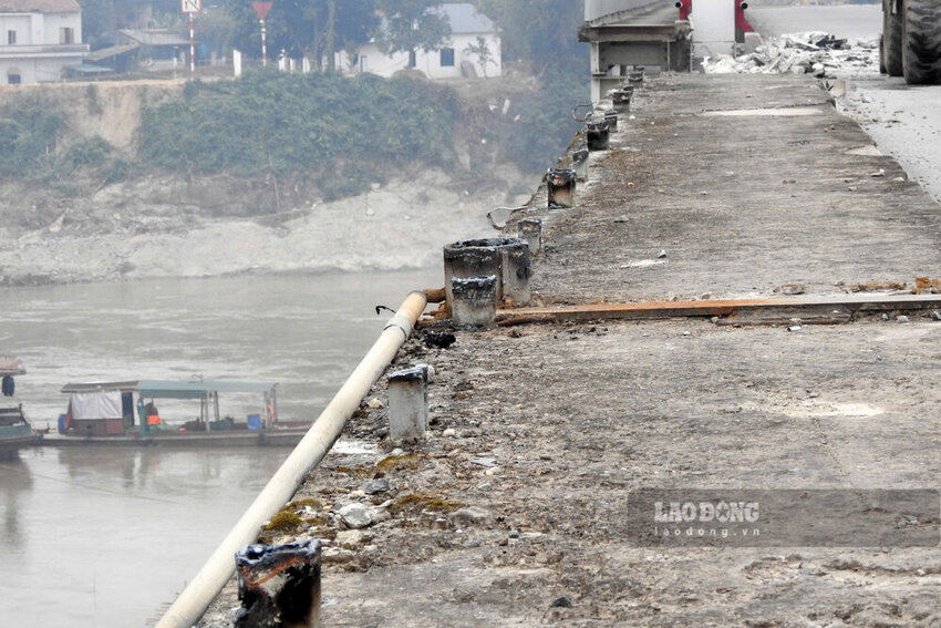 Tren cau, cac cau kien nhu cot den chieu sang, lan can cau da duoc thao do, cat va dua ve vi tri tap ket. Anh: To Cong.