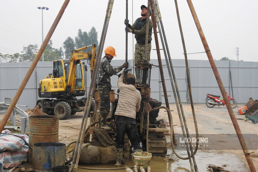 Cac cong nhan dang tien hanh khoan mo cau. Toan bo khu vuc duoc lap hang rao chan can than, nguoi khong co chuc nang nhiem vu khong the ra vao, dam bao an toan trong qua trinh thi cong.