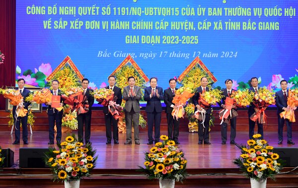 The National Assembly Chairman presented the Resolution to the Party Committee Secretary - representatives of new district-level units. Photo: Quochoi.vn