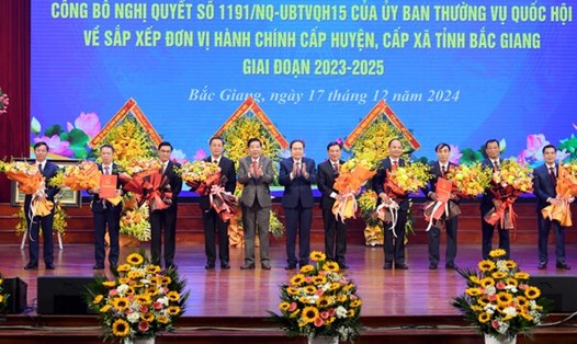 Chủ tịch Quốc hội trao Nghị quyết cho Bí thư cấp ủy - đại diện các đơn vị cấp huyện mới. Ảnh: Quochoi.vn