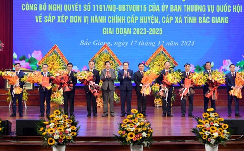 The National Assembly Chairman presented the Resolution to the Party Committee Secretary - representatives of new district-level units. Photo: Quochoi.vn