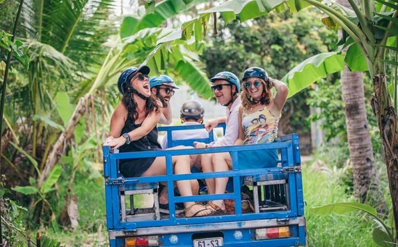 International visitors to Vietnam tell each other about rural tourism experiences in the Southwest region. Photo: Tripadvisor