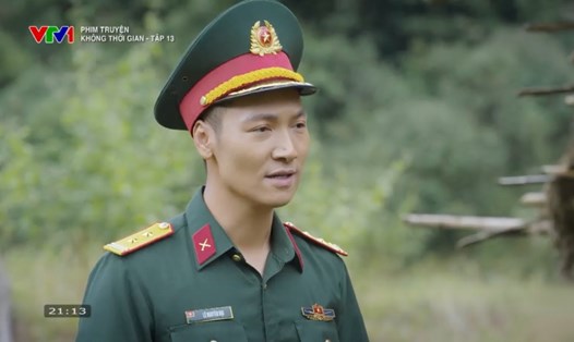 Trung tá Đại về thăm gặp bà con vùng cao trong tập 13 "Không thời gian". Ảnh: Cắt từ phim